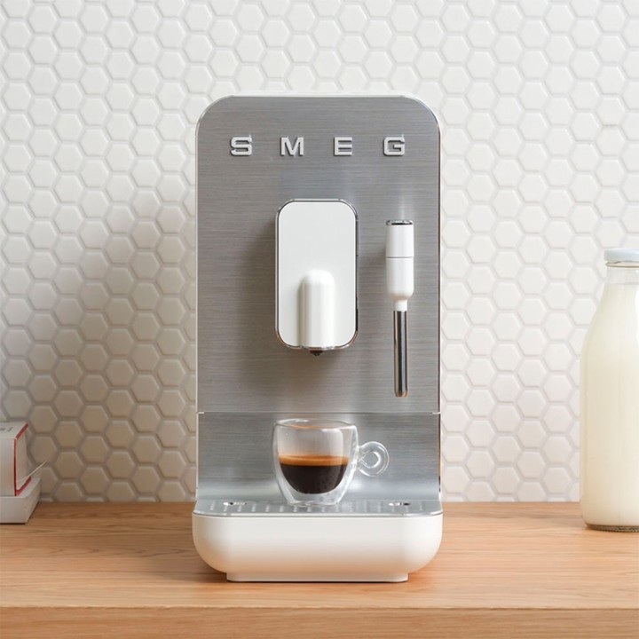 Smeg BCC12WHMEU Espressomaskine Hvid Inkl. Mælkekande 0,35L & Rigtig Kaffe Crema Intenso 1kg Hele kaffebønner Smeg BCC12WHMEU Espressomaskine Hvid Inkl. Mælkekande 0,35L & Rigtig Kaffe Crema Intenso 1kg Hele kaffebønner