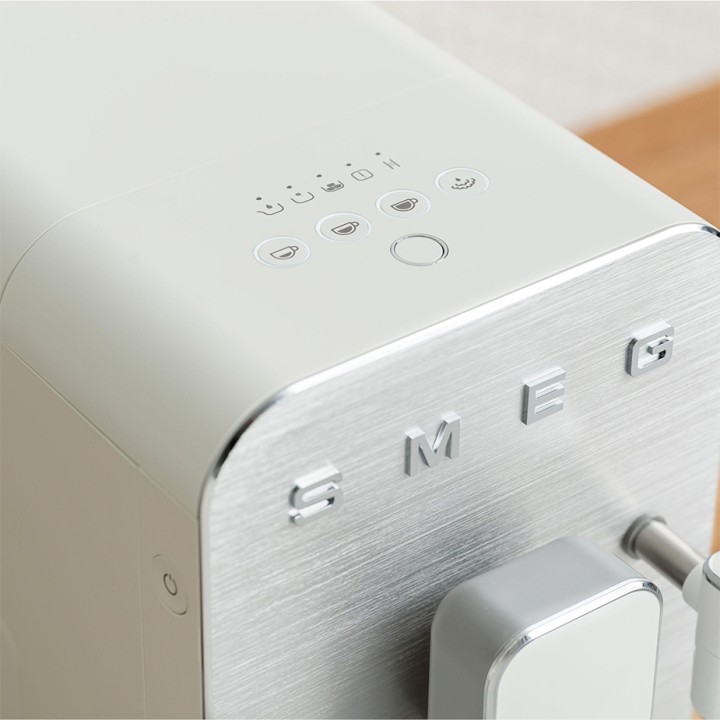 Smeg BCC12WHMEU Espressomaskine Hvid Inkl. Mælkekande 0,35L & Rigtig Kaffe Crema Intenso 1kg Hele kaffebønner Smeg BCC12WHMEU Espressomaskine Hvid Inkl. Mælkekande 0,35L & Rigtig Kaffe Crema Intenso 1kg Hele kaffebønner