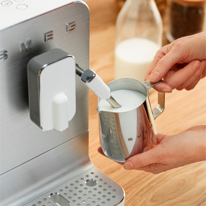 Smeg BCC12WHMEU Espressomaskine Hvid Inkl. Mælkekande 0,35L & Rigtig Kaffe Crema Intenso 1kg Hele kaffebønner Smeg BCC12WHMEU Espressomaskine Hvid Inkl. Mælkekande 0,35L & Rigtig Kaffe Crema Intenso 1kg Hele kaffebønner