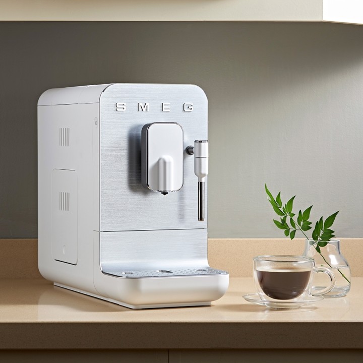 Smeg BCC12WHMEU Espressomaskine Hvid Inkl. Mælkekande 0,35L & Rigtig Kaffe Crema Intenso 1kg Hele kaffebønner Smeg BCC12WHMEU Espressomaskine Hvid Inkl. Mælkekande 0,35L & Rigtig Kaffe Crema Intenso 1kg Hele kaffebønner