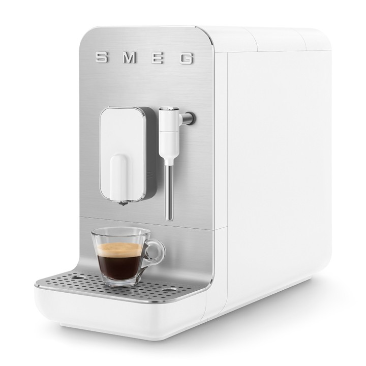 Smeg BCC12WHMEU Espressomaskine Hvid Inkl. Mælkekande 0,35L & Rigtig Kaffe Crema Intenso 1kg Hele kaffebønner Smeg BCC12WHMEU Espressomaskine Hvid Inkl. Mælkekande 0,35L & Rigtig Kaffe Crema Intenso 1kg Hele kaffebønner