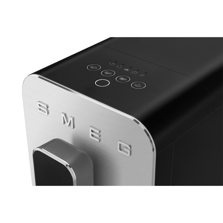 Smeg BCC12BLMEU Espressomaskine Sort Inkl. Mælkekande 0,35L & Rigtig Kaffe Crema Intenso 1kg Hele kaffebønner Smeg BCC12BLMEU Espressomaskine Sort Inkl. Mælkekande 0,35L & Rigtig Kaffe Crema Intenso 1kg Hele kaffebønner