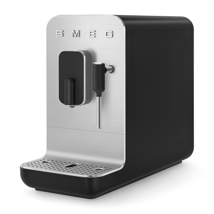Smeg BCC12BLMEU Espressomaskine Sort Inkl. Mælkekande 0,35L & Rigtig Kaffe Crema Intenso 1kg Hele kaffebønner Smeg BCC12BLMEU Espressomaskine Sort Inkl. Mælkekande 0,35L & Rigtig Kaffe Crema Intenso 1kg Hele kaffebønner