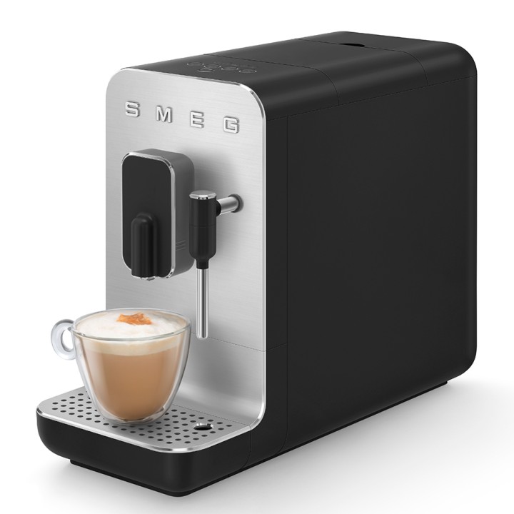 Smeg BCC12BLMEU Espressomaskine Sort Inkl. Mælkekande 0,35L & Rigtig Kaffe Crema Intenso 1kg Hele kaffebønner Smeg BCC12BLMEU Espressomaskine Sort Inkl. Mælkekande 0,35L & Rigtig Kaffe Crema Intenso 1kg Hele kaffebønner