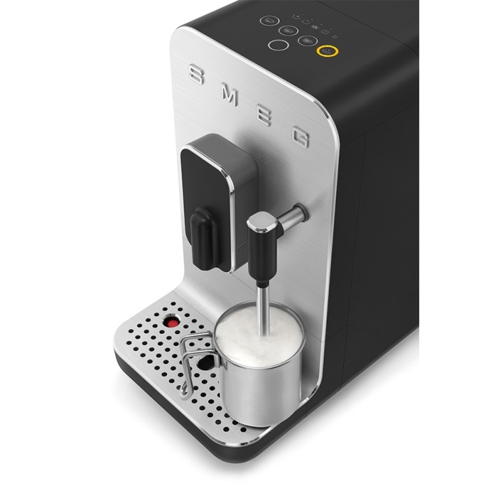 Smeg BCC12BLMEU Espressomaskine Sort Inkl. Mælkekande 0,35L & Rigtig Kaffe Crema Intenso 1kg Hele kaffebønner Smeg BCC12BLMEU Espressomaskine Sort Inkl. Mælkekande 0,35L & Rigtig Kaffe Crema Intenso 1kg Hele kaffebønner