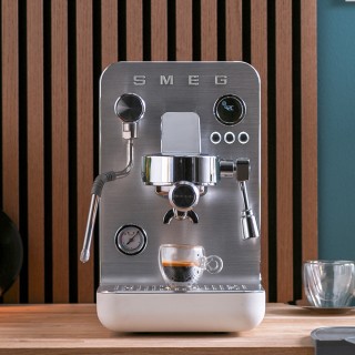 Smeg EMC02WHMEU Minipro Semiautomatisk Espressomaskine Hvid Smeg EMC02WHMEU Minipro Semiautomatisk Espressomaskine Hvid