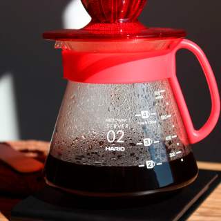Hario V60 Filterbryg Sæt Rød Inkl. Range Server 0,6 L, Dripper 2 Kop. & Filtre
