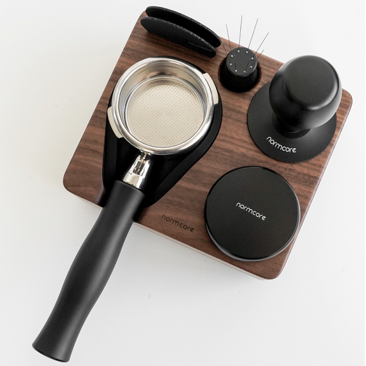 Normcore Kompakt Tamper Station Valnøddetræ 58 mm