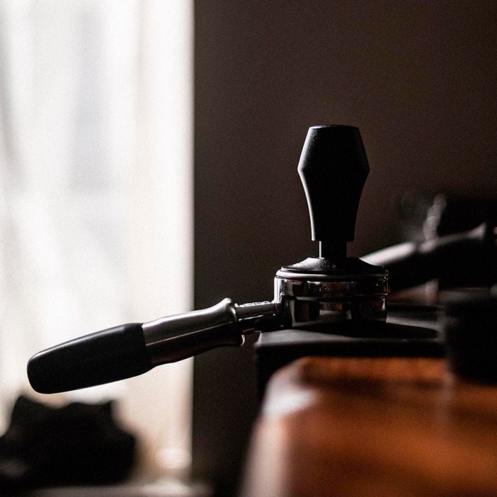 Normcore V4 Tamper med Fjeder 58 mm Sort Normcore V4 Tamper med Fjeder 58 mm Sort