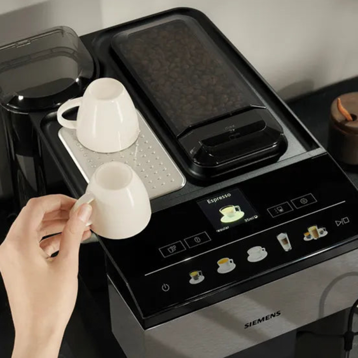 Siemens TP517R03 EQ500 Espressomaskine Inkl. Mælkebeholder, Plejepakke & 2kg Rigtig Kaffe Crema Intenso Hele kaffebønner