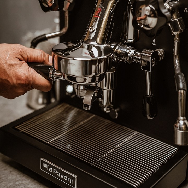 La Pavoni New Cellini Classic Sort LPSCCB01EU Espressomaskine Inkl. Prosumer Chrome LPGGRI01EU Espressokværn