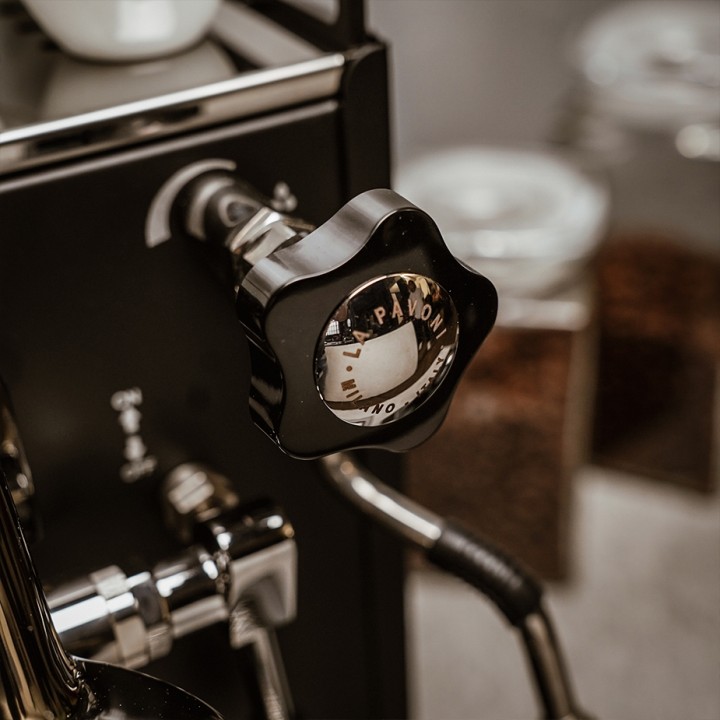 La Pavoni New Cellini Classic Sort LPSCCB01EU Espressomaskine Inkl. Eureka Mignon Libra Chrome/Mat Sort Espressokværn