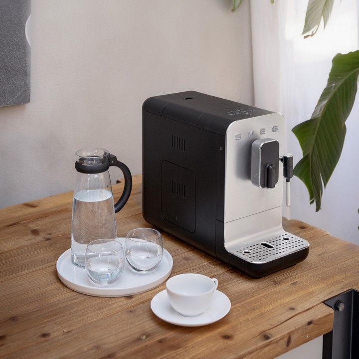 Smeg BCC12BLMEU Espressomaskine Sort Inkl. 1,8kg Rigtig Kaffe Mixpakke Hele Kaffebønner Smeg BCC12BLMEU Espressomaskine Sort Inkl. 1,8kg Rigtig Kaffe Mixpakke Hele Kaffebønner