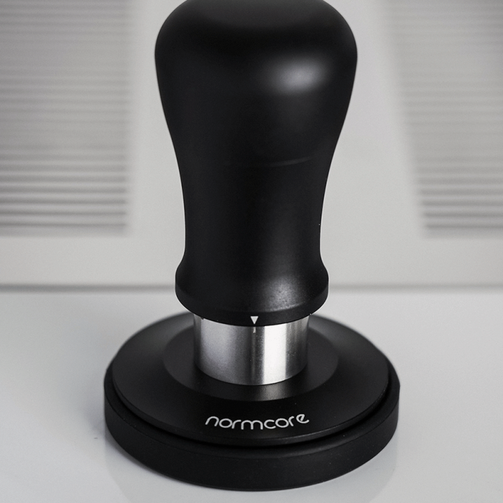 Normcore V5 Tamper med Fjeder & Titaniumsbelægning 58 mm Sort