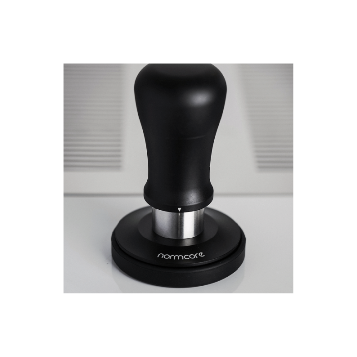 Normcore V5 Tamper med Fjeder & Titaniumsbelægning 58 mm Sort