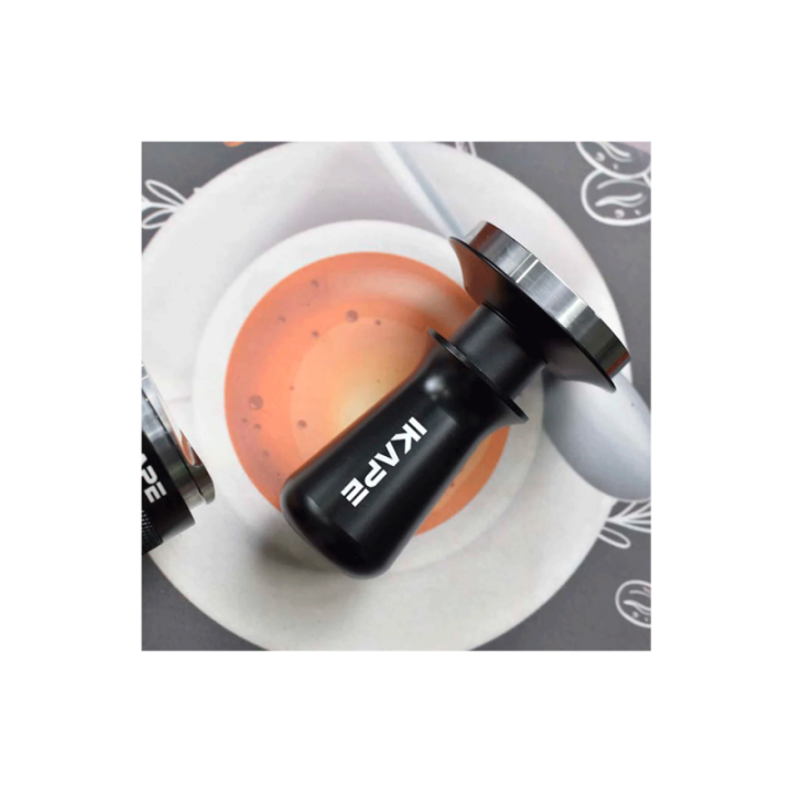 IKAPE V3 Kalibreret Tamper med Fjeder & Riller 58 mm Sort