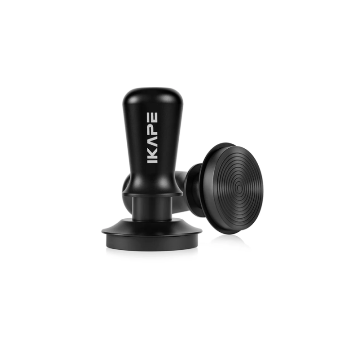 IKAPE V3 Kalibreret Tamper med Fjeder, Riller & Titaniumsbelægning 58 mm Sort