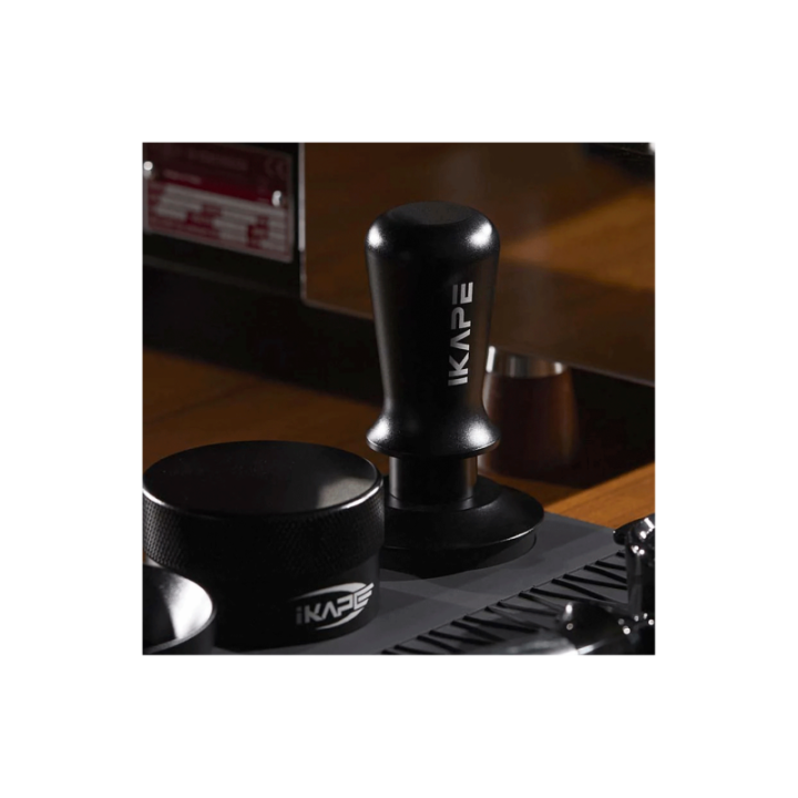 IKAPE V3 Kalibreret Tamper med Fjeder, Riller & Titaniumsbelægning 58 mm Sort