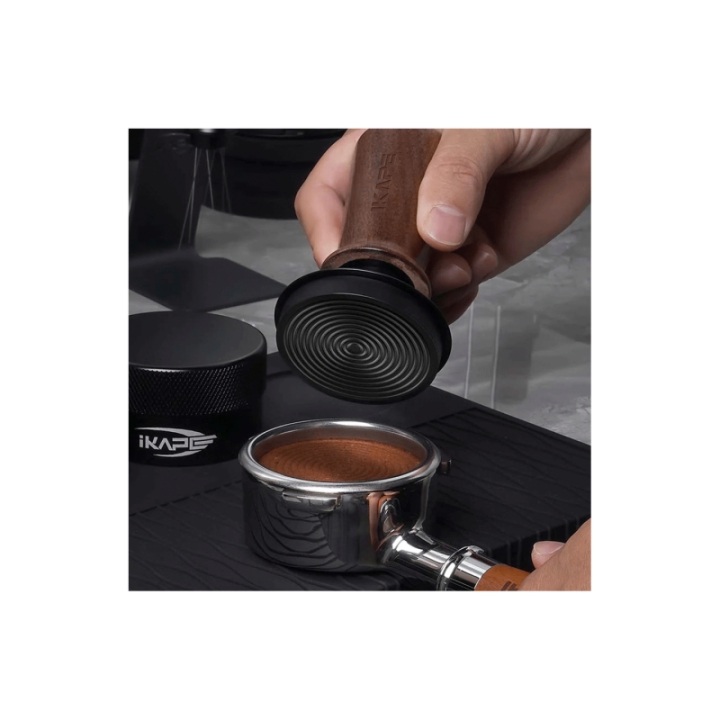 IKAPE V3 Kalibreret Tamper med Fjeder, Riller & Titaniumsbelægning 58 mm Valnød